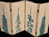 une image représentant un paravent à trois panneaux orné de fleurs bleues et rouges