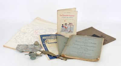Plusieurs vieux livres sont posés sur une table blanche