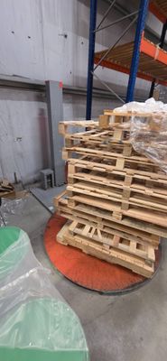 un grand tas de palettes dans un entrepôt
