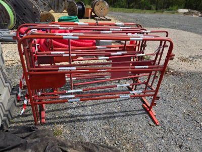 un chariot rouge posé par terre