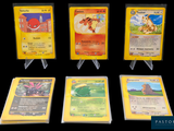 Plusieurs cartes Pokémon sont exposées sur un fond noir.