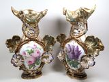 deux vases ornés de fleurs et de feuilles