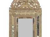 un miroir posé sur une surface blanche