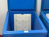 deux bacs en plastique bleus posés sur une palette