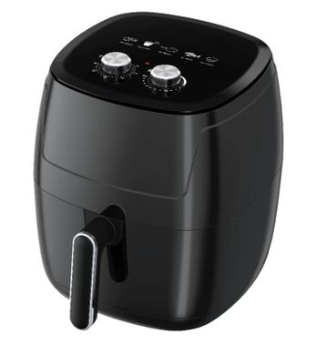 une friteuse noire posée sur une surface blanche