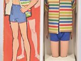 une image représentant une poupée dans une boîte, avec un homme en chemise rayée