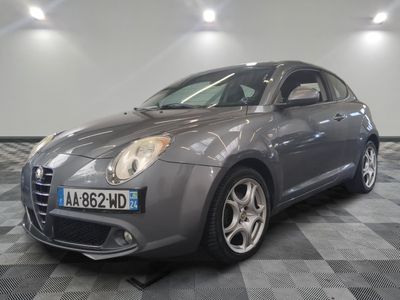 la photo d'une voiture grise garée dans un garage