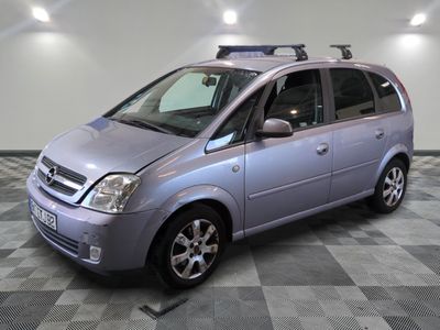 la photo d'une voiture argentée garée dans un garage