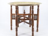 une vieille table en bois avec un plateau en métal et des pieds en bois