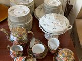 de nombreuses assiettes et tasses posées sur une table, accompagnées d'une étiquette indiquant le prix