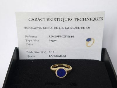 une bague sertie d'une pierre bleue, présentée dans un écrin noir