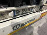 un gros plan de l'arrière d'un camion sur lequel figure une plaque d'immatriculation