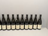 un lot de bouteilles de vin posées sur une table blanche