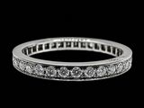gros plan d'une bague en diamant sur fond noir