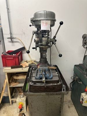 une machine qui se trouve dans une pièce, à côté d'autres machines
