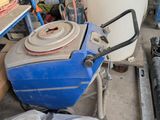 une photo d'une brouette bleue dans un garage