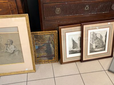 trois tableaux encadrés posés par terre à côté d'une commode
