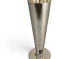 un vase en argent posé sur une table