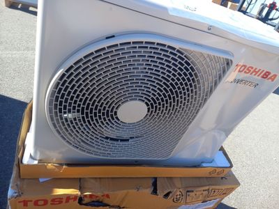 un climatiseur blanc posé sur une boîte en carton