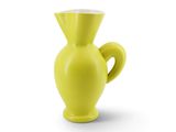 un vase jaune posé sur une surface blanche
