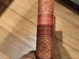 une personne assise par terre, un livre à la main