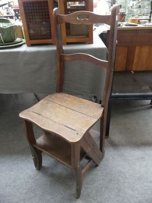 une chaise en bois posée devant une table