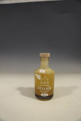 une petite bouteille de sirop posée sur un plan de travail