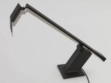 une photo d'une lampe de bureau posée sur une surface blanche