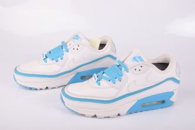 une paire de baskets blanches et bleues sur fond blanc