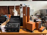beaucoup d'appareils électroniques posés sur une table dans une pièce