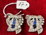 une paire de boucles d'oreilles en diamant bleues et blanches, avec une étiquette de prix posée sur un morceau de tissu rouge