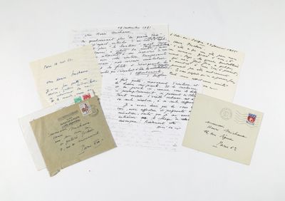 Plusieurs vieilles lettres et enveloppes sont posées sur une surface blanche