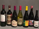 plusieurs bouteilles de vin sont alignées sur une table