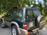 une photo d'un SUV vert garé dans un parking