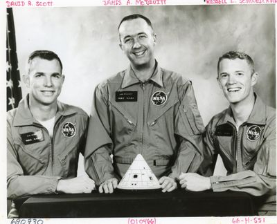 photographie en noir et blanc de trois hommes en uniforme militaire posant pour une photo