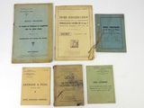 plusieurs vieux livres posés sur une table les uns à côté des autres