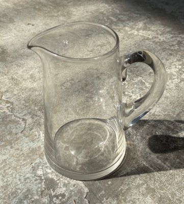 un pichet en verre posé sur une table