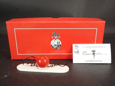 une petite boîte rouge sur laquelle est posée une carte