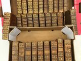 une boîte ouverte remplie de vieux livres, posée sur une table