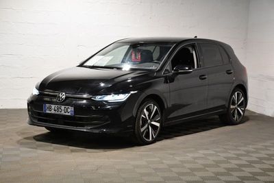 La Volkswagen e-Golf est garée dans un garage dont le sol est à damier.