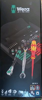 une boîte d'outils posée sur une table