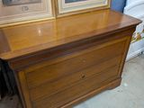 une commode sur laquelle sont posées deux photos
