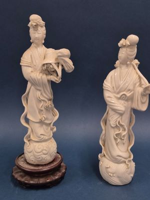 CHINE, XXe siècle Réunion de deux Guanyin en porcelaine émai…