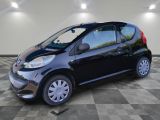la photo d'une petite voiture noire garée dans un garage
