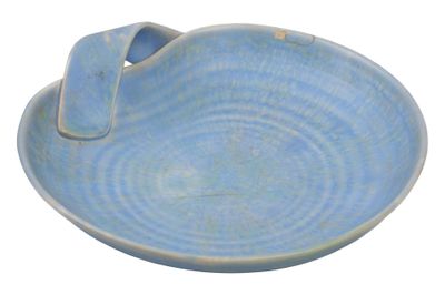 Coupe en céramique émaillée bleue.