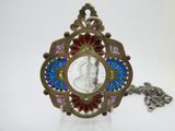 Gros plan sur un collier portant l'image d'une femme