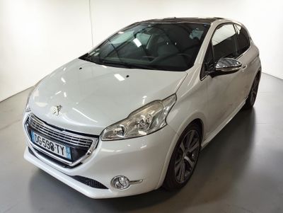 la petite voiture blanche est garée dans une grande pièce