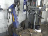une machine qui se trouve dans une pièce où il y a un chariot bleu
