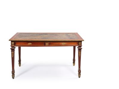 une vieille table en bois surmontée de deux tiroirs