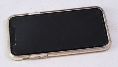 un téléphone portable posé sur une table
